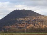 Veľký Šariš. Pohľad na kužeľovitý kopec na ktorom sa nachádzajú zrúcaniny Šarišského hradu.