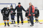 Dve veľké postavy svetového hokeja Igor Liba ( vpravo) a Peter Bondra si majú čo povedať aj na tréningu s deťmi. Foto: M. Čecho