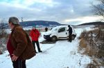 Odtlačené auto M. Varjanovej pomohli chlapi z dediny dať na pôvodné miesto