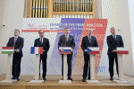 Na snímke zľava maďarský predseda vlády Viktor Orbán, francúzsky prezident Francois Hollande, slovenský predseda vlády Robert Fico, český predseda vlády Bohuslav Sobotka a poľský minister obrany Tomasz Siemoniak.